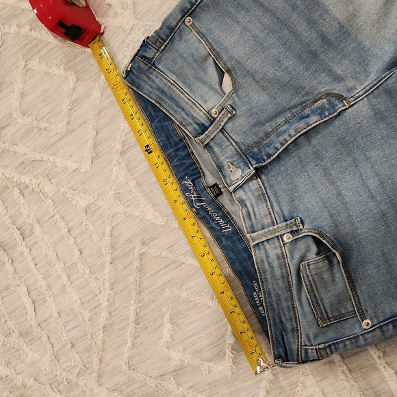 Light wash, distressed mid rise Universal Threads bermuda shorts size 14! - Picture 9 of 11